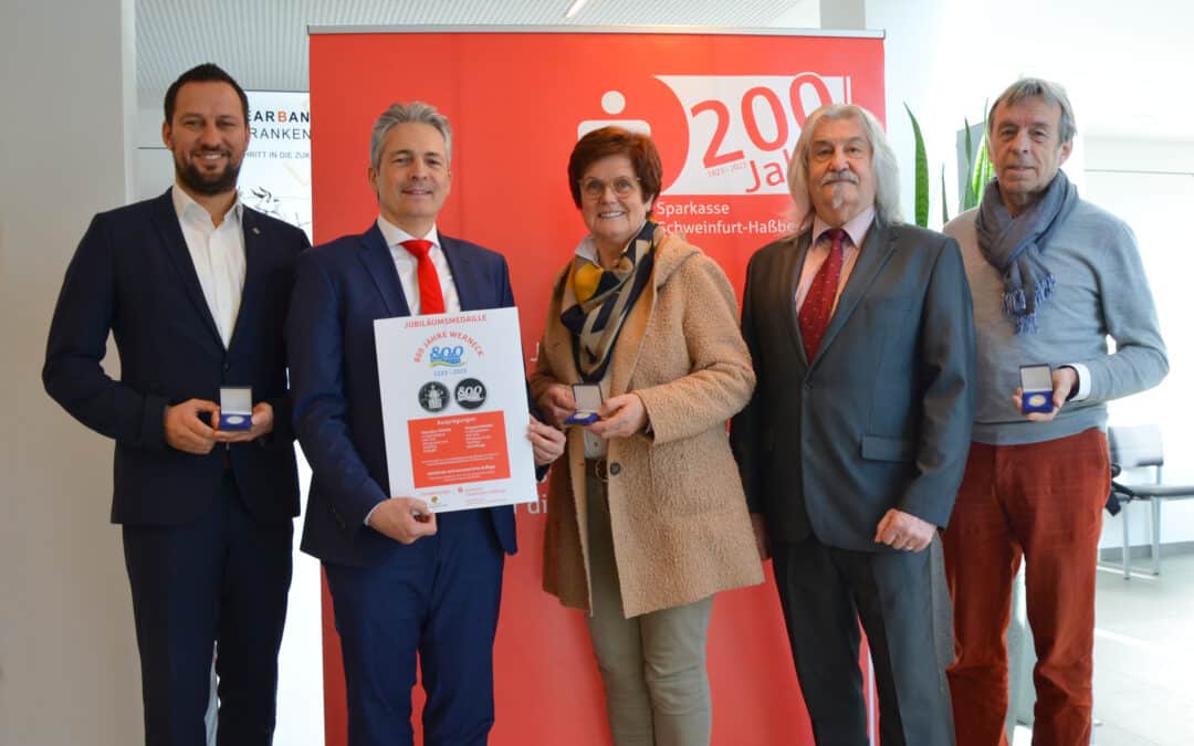 800 Jahre Werneck – Sparkasse Schweinfurt-Haßberge übergibt erste Jubiläums-Medaille an Bürgermeister Sebastian Hauck