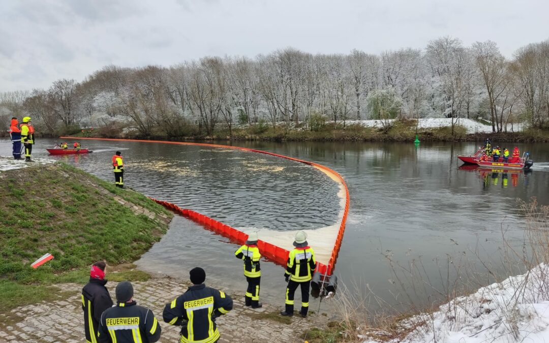 Popcorn dient als Simulation eines Ölteppichs – Feuerwehren proben Ölsperre