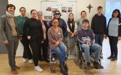 Schülerinnen und Schüler interessieren sich für das Berufsfeld Pflege