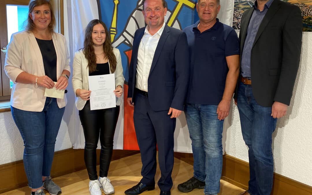 Jasmin Wolff wird Verwaltungsfachangestellte in Grafenrheinfeld