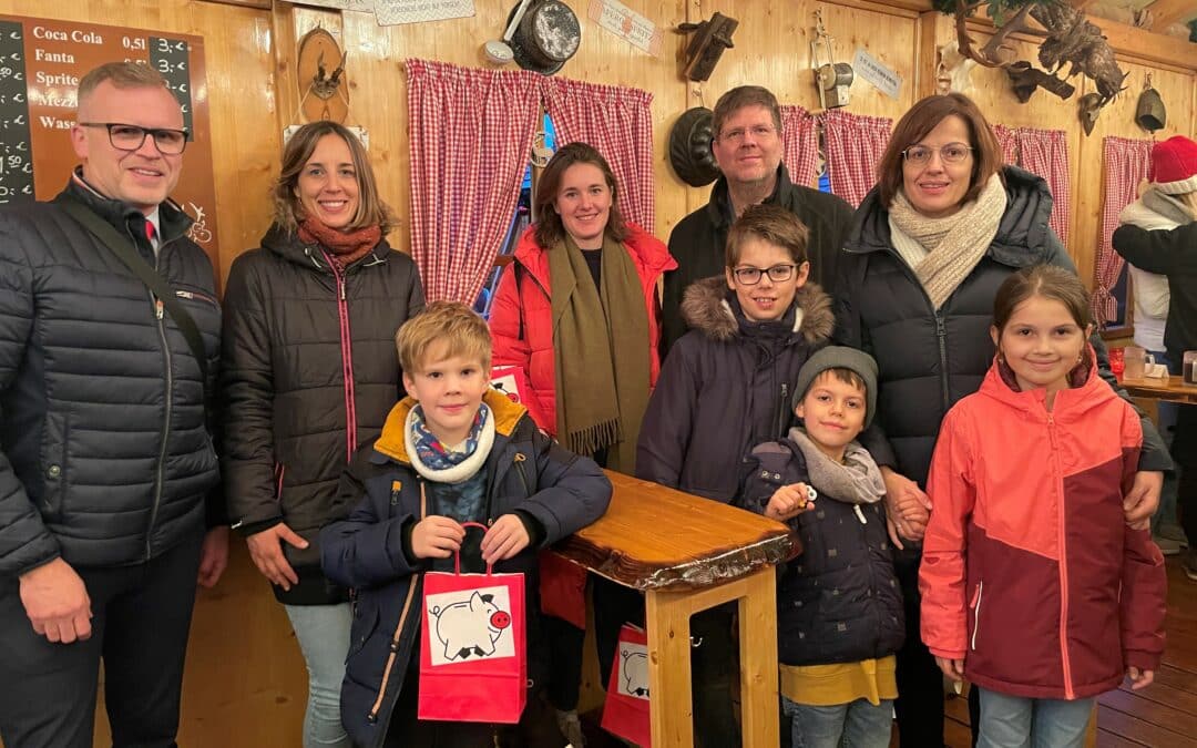 Gewinnübergabe aus der Verlosung der Besucherumfrage