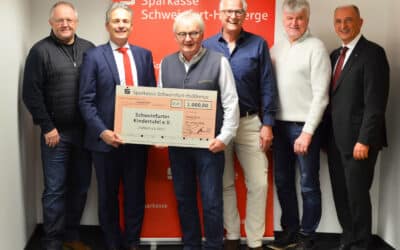 1. Fußballschule und Sparkasse unterstützen die Schweinfurter Kindertafel