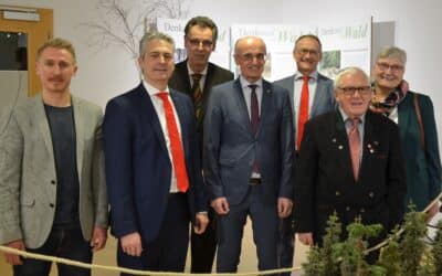 „DenkMal im Wald!“ – Ausstellung in der Sparkassen- galerie Haßfurt eröffnet