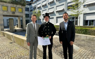 Kaminkehrermeister Bernhard Rath erhält die Urkunde „Umwelt- und Klimapakt Bayern“