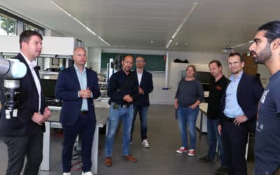 Staatssekretär Sandro Kirchner: THWS-Alumnus besucht Forschungseinrichtungen in Schweinfurt