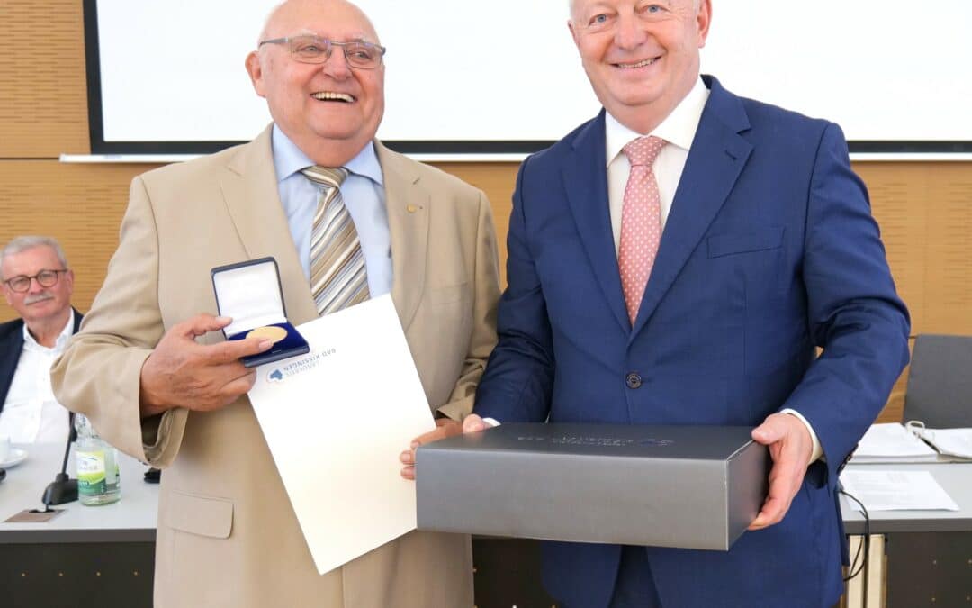 Landkreisehrenzeichen für Siegfried Erhard und Jochen Vogel