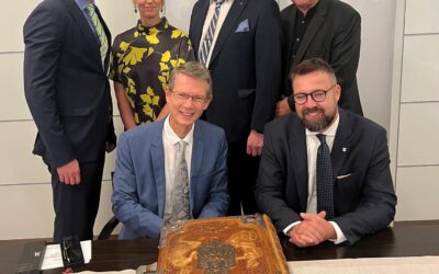 45 Jahre Städtepartnerschaft mit Seinäjoki: Eintrag ins Goldene Buch