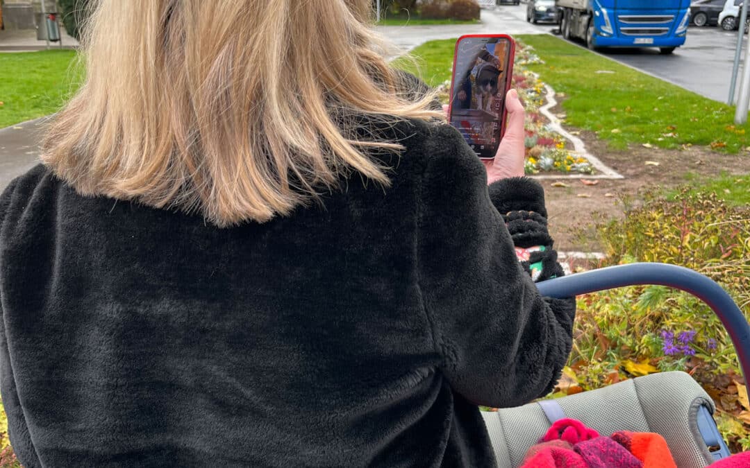 Baby oder Smartphone im Blick