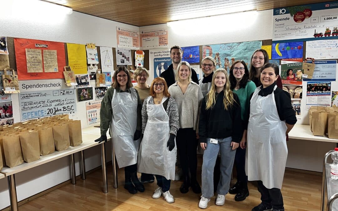 Mitarbeiter packen Frühstückstüten und spenden 1.000 Euro