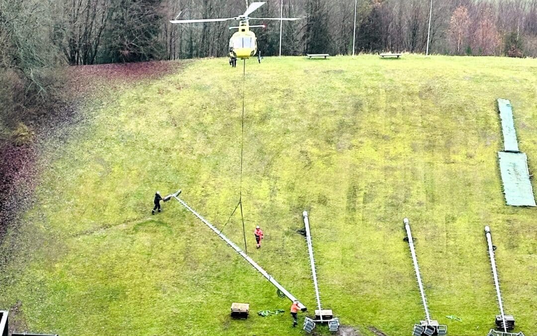 Überlandwerk Rhön installiert Flutlichtanlage per Helikopter am Fuße des Kreuzbergs