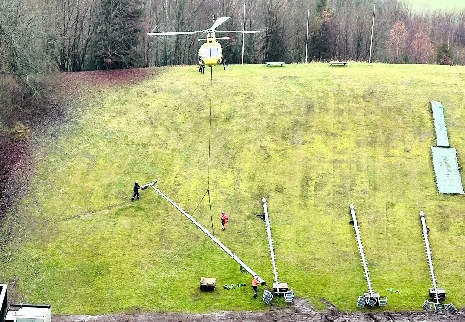 UEW_Installation_Flutlichtanlage_Helikopter_Foto_SusanSamm_UeberlandwerkRhoen_(1)_Presse