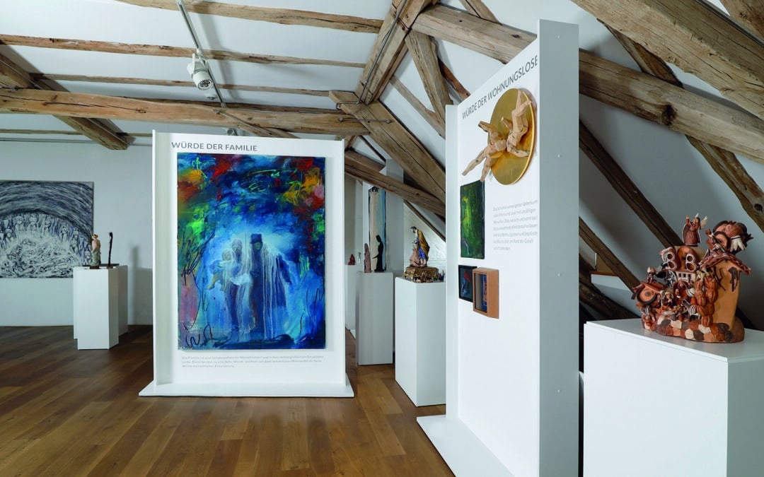 Tradition trifft Moderne: Kunst zum Nachdenken über Würde und Menschlichkeit