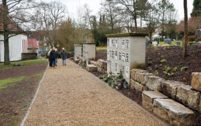 Neue Staudenbeete und Sitzgelegenheiten auf dem Friedhof Garitz