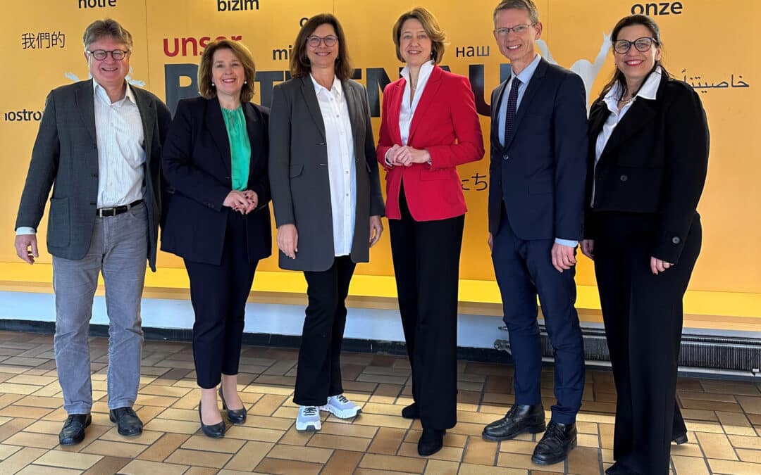 Landtagspräsidentin Ilse Aigner besuchte die Walter-Rathenau-Schulen