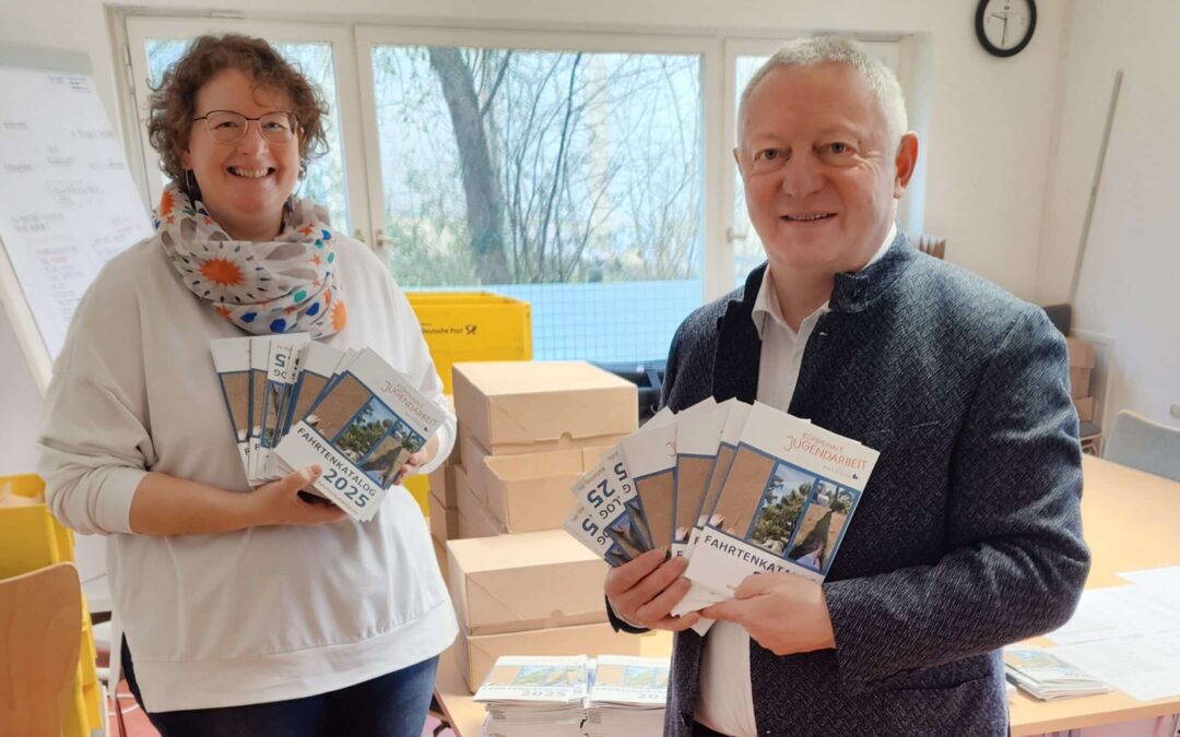 Bereit für ein Ferienabenteuer? Der neue Fahrtenkatalog des Landkreises