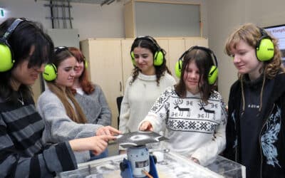 Begeisterung für MINT-Berufe wecken: Schallwellen sichtbar machen und mit Wasserstoff fliegen