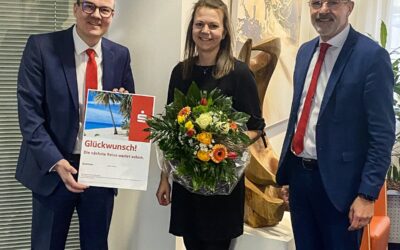 Wero-Gewinnspiel: Glückliche Gewinnerin freut sich über einen TUI-Reisegutschein im Wert von 5.000 Euro