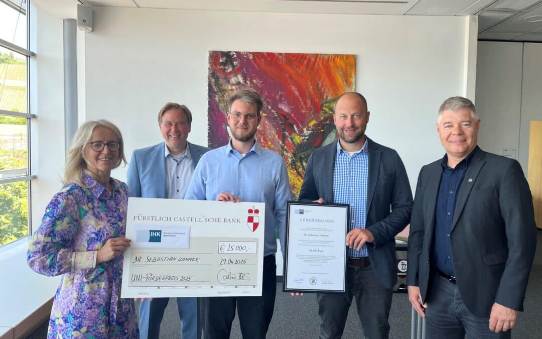 IHK-Präsidentin Caroline Trips überreicht Universitäts-Förderpreis