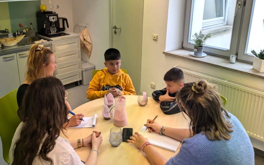 Kleine Menschen, die großes Bewirken – Abdullah und Emad leiten das Mehrgenerationenhaus