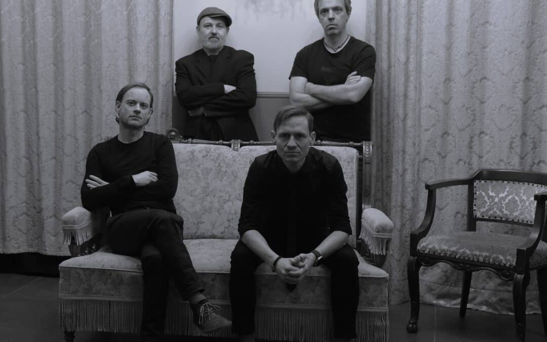 Kritisch, politisch, eingängige Melodien, verzerrte Gitarren, inhaltsstarke (deutsche) Texte – die Punkrockband EIS entführt das Publikum in die dunklen Tiefen der eigenen Seele