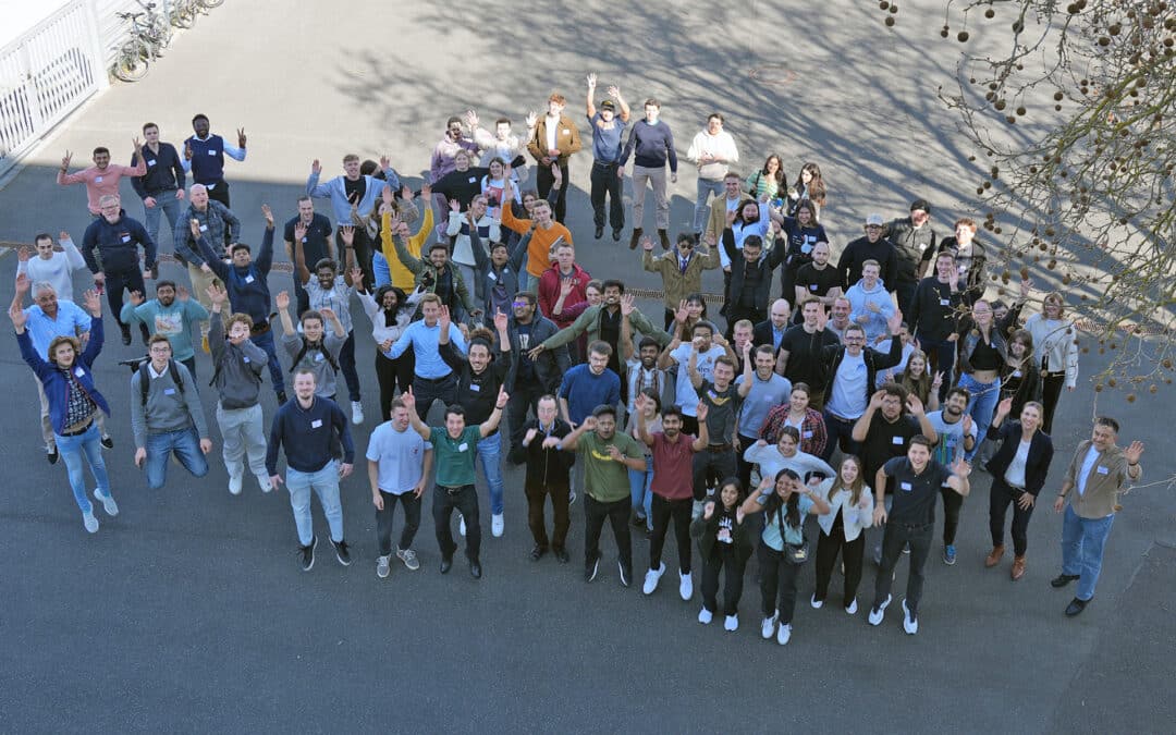 Mit künstlicher Intelligenz Hürden in der Verwaltung überwinden:  Studierende stellen sich Aufgaben von unterfränkischen Institutionen