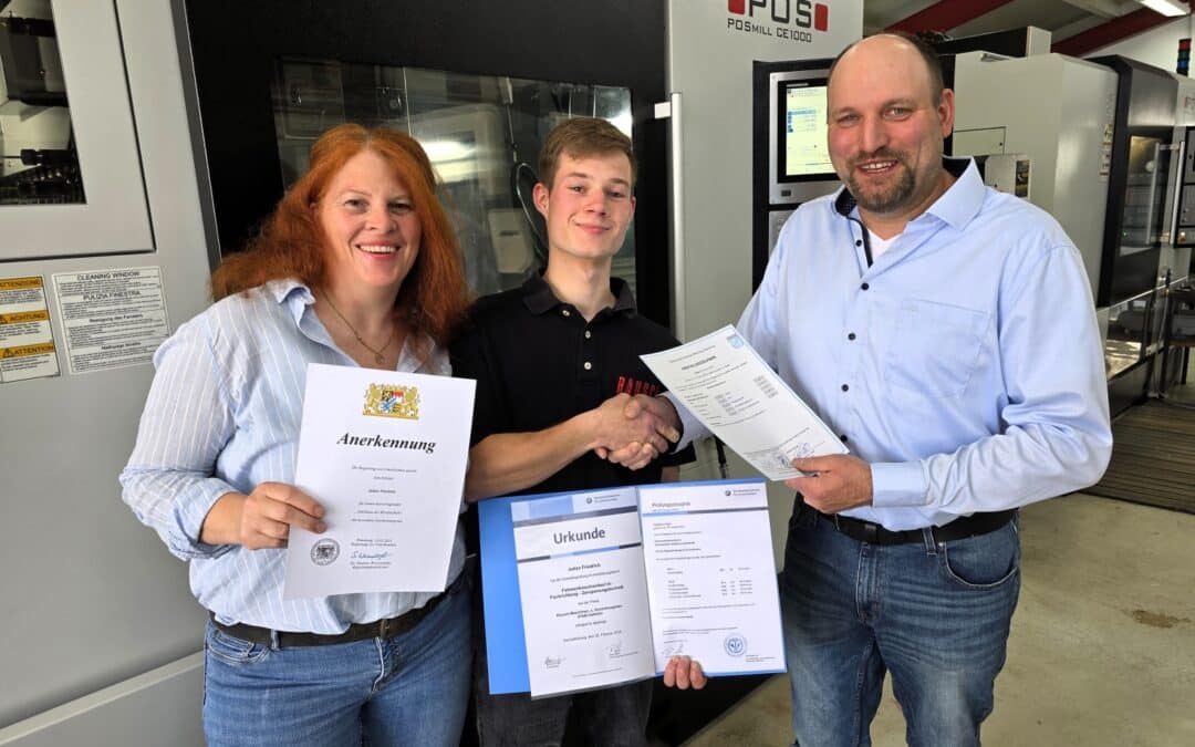 Julian Friedrich hat seine Ausbildung zum Feinwerkmechaniker mit Fachrichtung Zerspanungstechnik mit Bravour bestanden