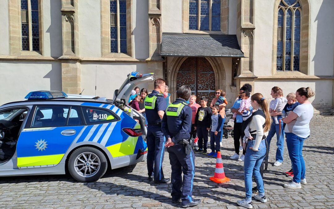 Blaulicht, Begeisterung und Berufswünsche: Polizei und Feuerwehr begeistern Familien im Mehrgenerationenhaus