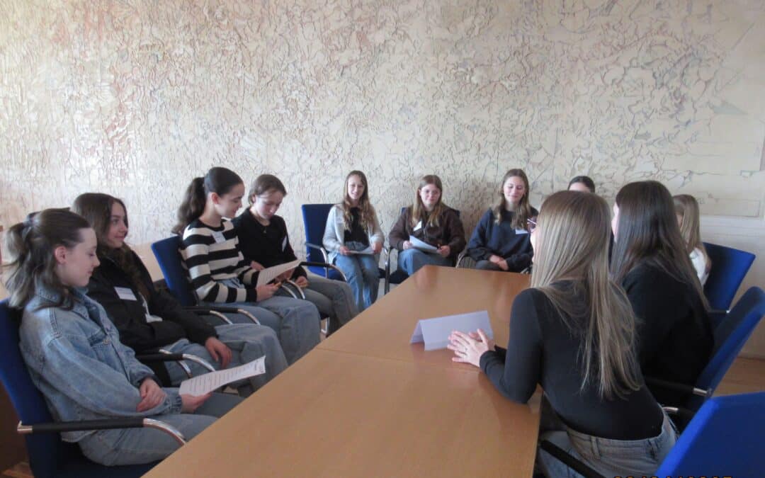 Wenn Mädchen pflastern und  Jungen das Büro managen