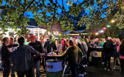 Gemütlich unter Bäumen den Sommer feiern