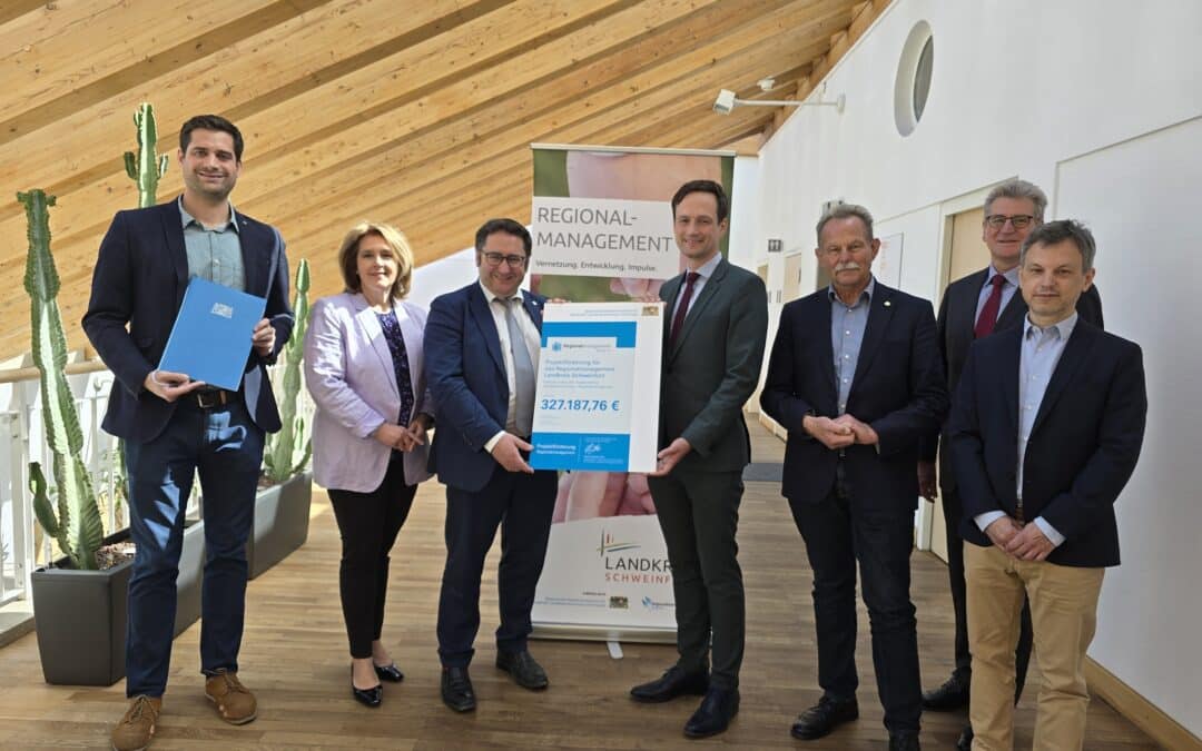 Staatssekretär Tobias Gotthardt übergibt Förderbescheid – Kontinuierliche Unterstützung für nachhaltige Entwicklung und innovative Projekte im Landkreis Schweinfurt