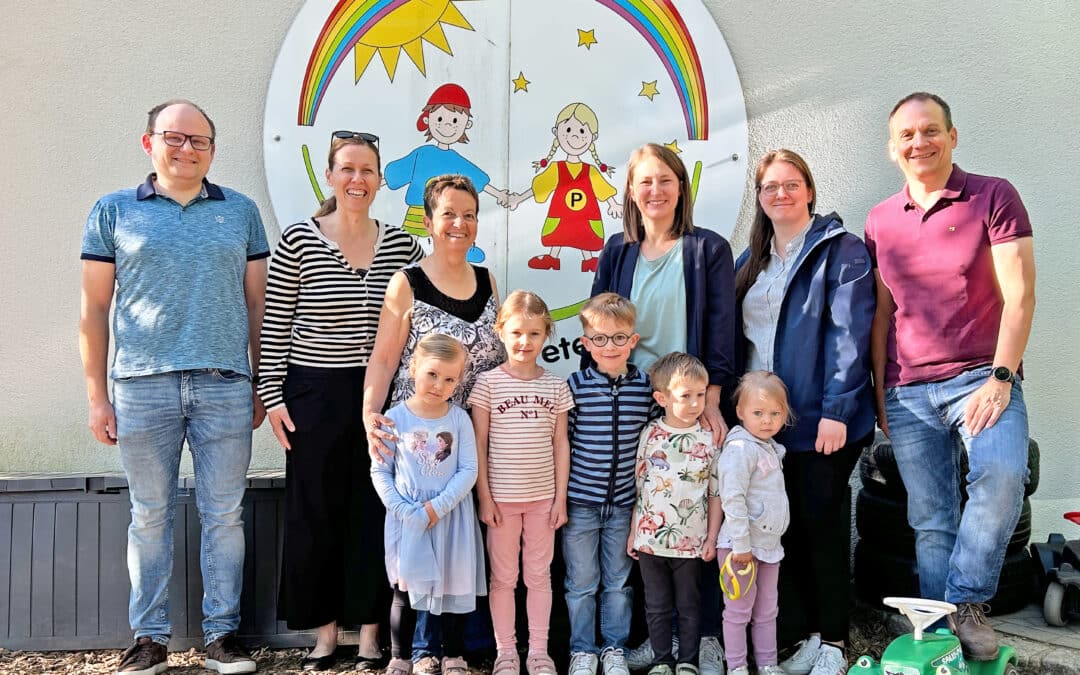 850 Euro Spende für den Kindergarten St. Peter & Paul: Der Elternbeirat des Kindergartens und die Antöner Narrenelf übergeben die Erlöse des Kinderfaschings im Pfarrzentrum