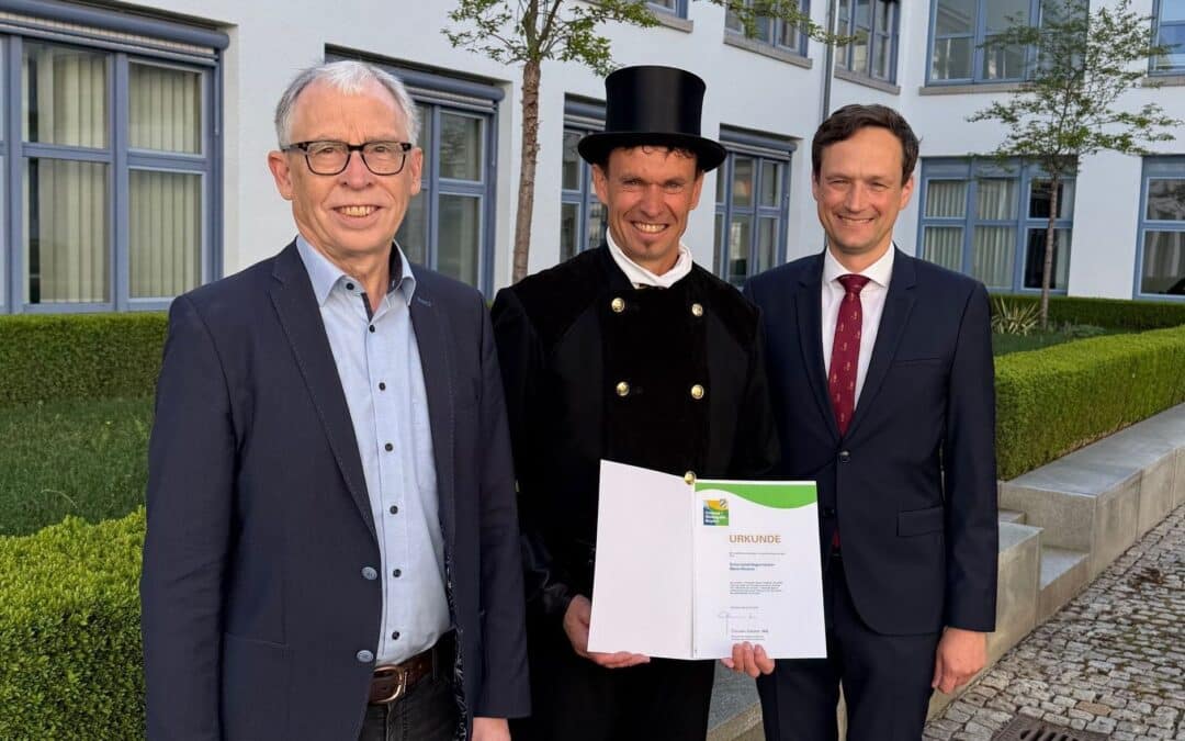 Schornsteinfegermeister Mario Reusch erhält Urkunde „Umwelt- und Klimapakt Bayern“