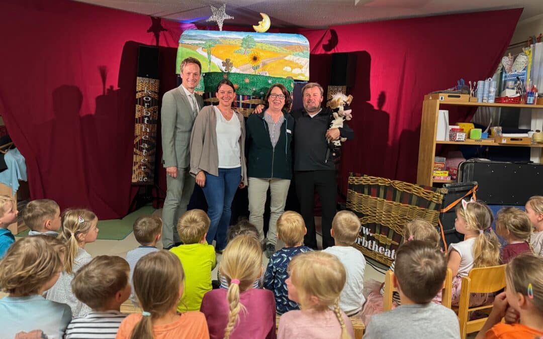 In Ali Büttners Korbtheater bringt die Kuh Olga Kindern Themen wie Müllvermeidung und Recycling näher