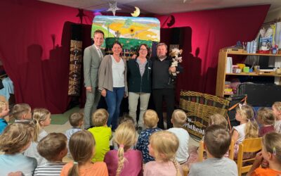 In Ali Büttners Korbtheater bringt die Kuh Olga Kindern Themen wie Müllvermeidung und Recycling näher