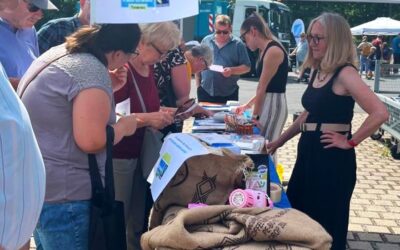 Fairtrade als Lebensgefühl – Gut besuchter Informationsstand mit Schokolade zum Probieren