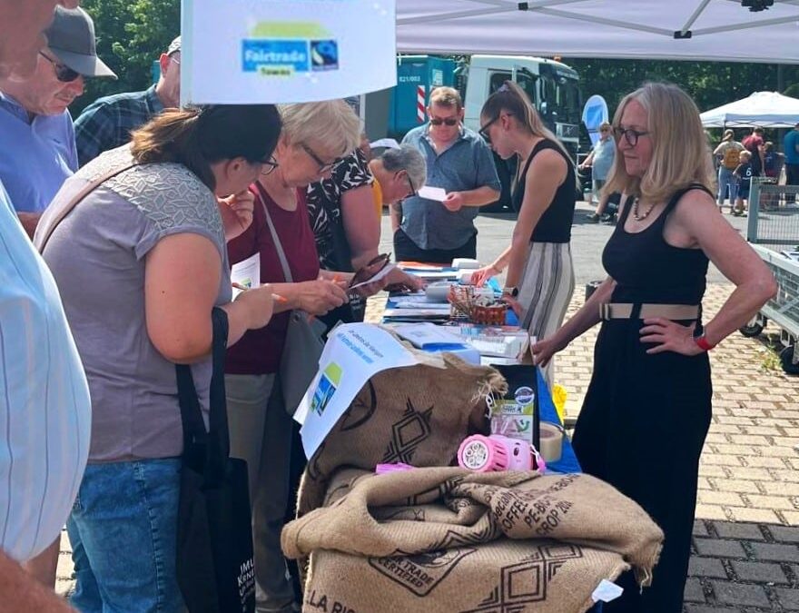 Fairtrade als Lebensgefühl – Gut besuchter Informationsstand mit Schokolade zum Probieren