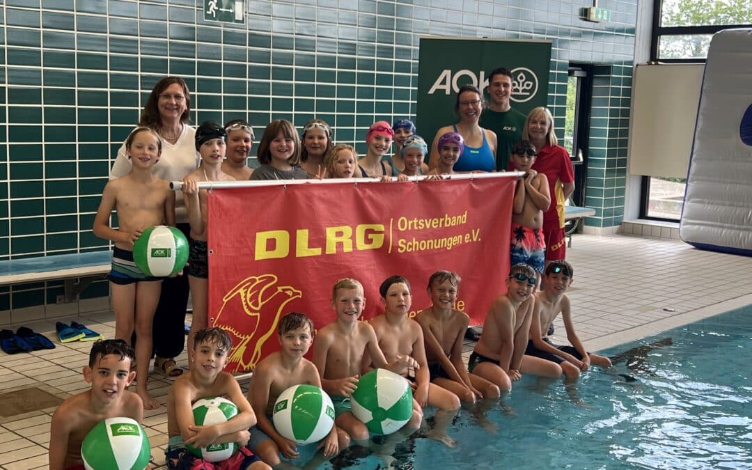 DLRG und AOK-Direktion Schweinfurt feiern erfolgreiche Aktion „Sichere Schwimmer“ in der Grundschule Schonungen mit Schwimmabzeichen-Übergabe