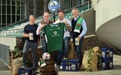 Mönchshof BrauSpezialitäten und 1. FC Schweinfurt 05 stoßen auf Zusammenarbeit an