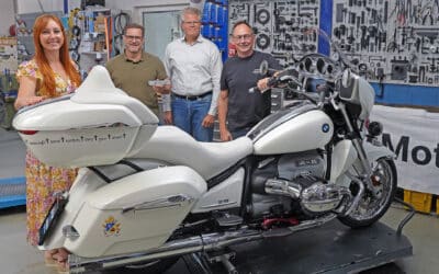 Geschraubt, gepimpt, gesegnet: Papst-Motorrad für den guten Zweck