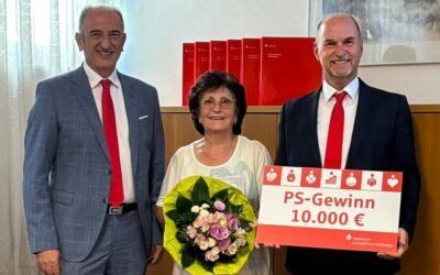 10.000 Euro beim „PS-Sparen & Gewinnen“ –  Glückliche Gewinnerin aus Ebelsbach freut sich über den Hauptpreis
