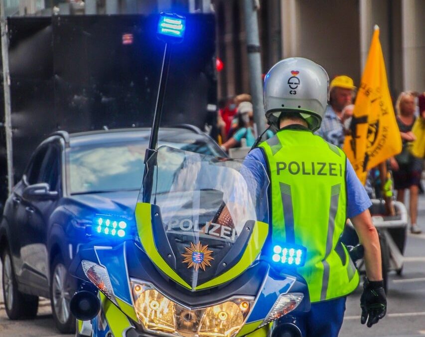 Radfahrer von Pkw erfasst – Unfallverursacher flüchtet und lässt 68-Jährigen schwer verletzt zurück