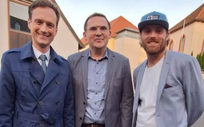 Landrat Florian Töpper beglückwünscht neu gewählten Schwanfelder Bürgermeister Maximilian Hertlein