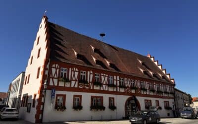 Rathaus Grafenrheinfeld erstrahlt nach Außensanierung in neuem Glanz