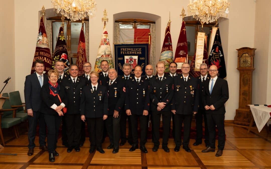 Oberbürgermeister Dr. Dirk Vogel und Staatssekretär Sandro Kirchner würdigten langjähriges Feuerwehr-Engagement