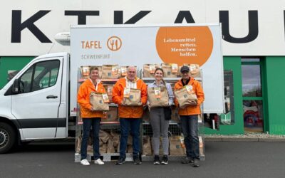 Herz zeigen mit der Spendentüte