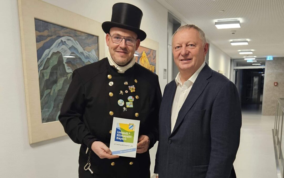 Umwelt + Klimapakt Bayern: Kaminkehrermeister Felix Keßler erhält Urkunde