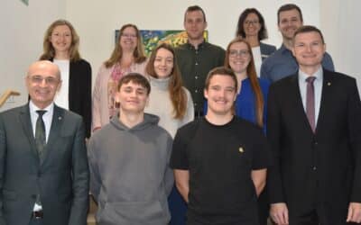 Landrat Wilhelm Schneider gratuliert Nachwuchskräften zur bestandenen Prüfung