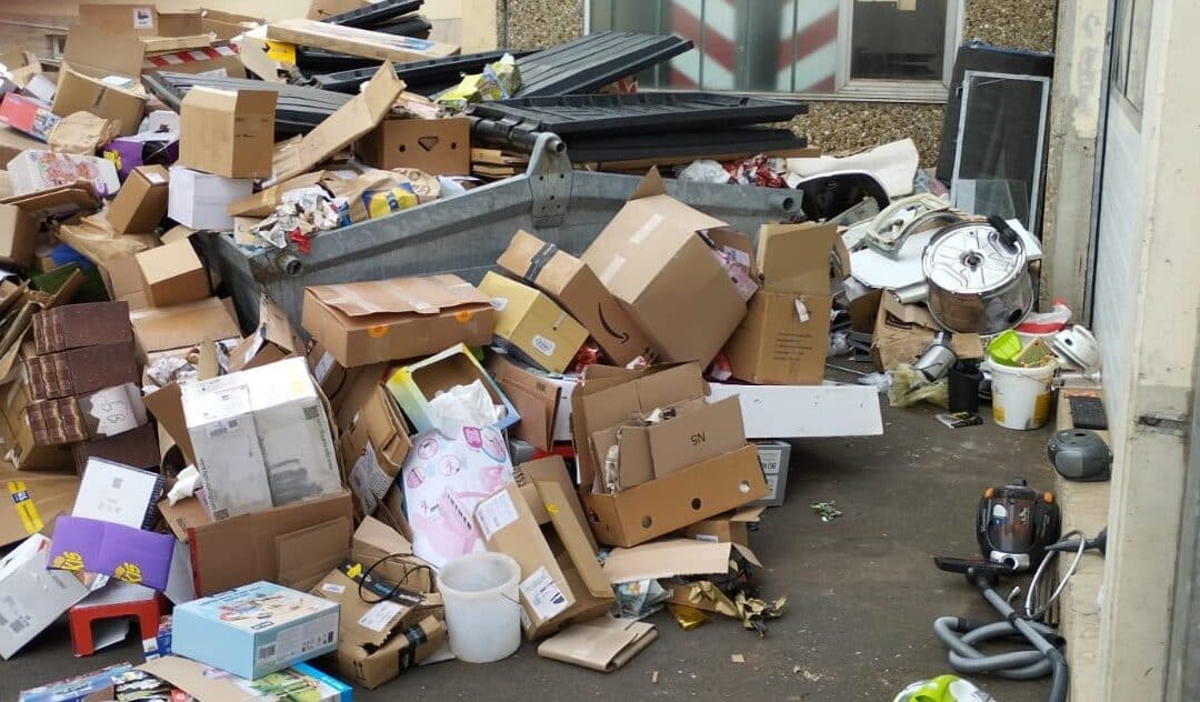 Berge von Altpapier, illegal abgelagerter Elektroschrott und Sperrmüll