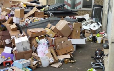 Berge von Altpapier, illegal abgelagerter Elektroschrott und Sperrmüll