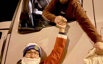 Rotary Weihnachtsmann beschenkt Trucker